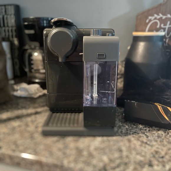 2018 gently used Lattissima Touch Single Serve Espresso Machine by Nespresso - Picture 5 of 5